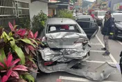 快訊/礁溪小客車遭遊覽車追尾暴衝民宅！轟然巨響2傷送醫