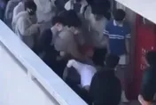 台中明星高中大亂鬥！紅髮男先揮拳反被毆　網笑翻：紅毛猴「吱難而退」