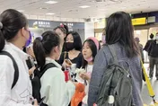 小S帶女兒朝聖BLACKPINK！一行7人現身高鐵台北站「被捕獲」