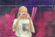 直擊BLACKPINK彩排！Rosé超親民「甜笑比心」　超萌模樣融化大批粉絲