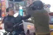 影/早有夙怨？新莊街頭爆「尻頭」行車糾紛　火爆男當街攔車脫安全帽狠砸對方