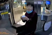 影/愛人不見了！他睡醒轉頭「枕邊空一塊」　警火速捷運站找到救回失智妻