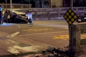 影/當街打轉360度！苗栗男疲勞駕駛　地下道口高速撞分隔島「車頭全毀」奇蹟生還