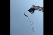 影/驚悚影片曝！縱身一躍「繩索斷了」　港男高空彈跳直墜湖底險死