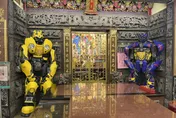 百年難得一見！3尊變形金剛當上護法神將　信眾搶打卡拍照