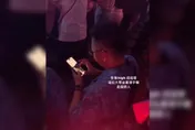 這男人太狠了！他花8800元看BLACKPINK演唱會「坐著滑手機」身分曝