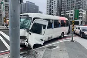 快訊/自撞再一樁！小巴車頭狠巴分隔島　車頭半毀駕駛送醫　一度意識不清