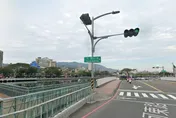 快訊/高雄愛河驚見男子落水　警消趕往救援送醫搶救