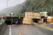 影/瑞芳聯結車慘撞山壁整輛打橫「堵路」　濱海公路龍洞路段雙向交通暫中斷