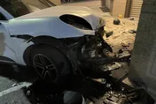 影/頭文字D？高雄男開保時捷過彎撞進騎樓　掃倒12輛機車