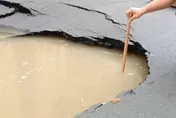 快訊/嚇人！彰化馬路驚見「2米深水坑」　疑地震導致管線爆裂