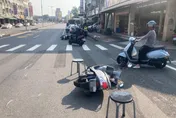 影/闖紅燈惹禍！自小客彷彿「打保齡球」橫掃　騎士遭噴飛轎車頂摔地