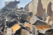 直接請吊車載去賣比較快！他大白天工地「自取」鋼材　得手百萬