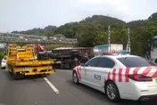 快訊/國道3號5車連環撞　1貨車翻覆2人送醫
