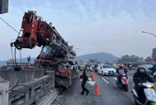 快訊/巨型吊車煞車失靈撞橋墩駕駛骨折　下班時段內湖塞爆警疏導中