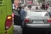 影/沒在看旁邊？她車門因「這原因」當街慘對折　跟公車黏一塊影片網喊療癒
