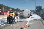 疑噴飛車外重傷　台61線油罐車翻覆駕駛不治！