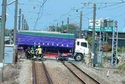 快訊/出事了！台鐵斗南－大林雙向中斷　大卡車、機車平交道上發生車禍