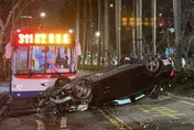 快訊/北市仁愛路賓士車飛撞公車　駕駛受困車內送醫急救