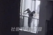 影/恐怖管教影像曝光！10樓陽台作勢扔兒下樓　目擊民眾急通報