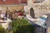 影/禍從天降！巴西小飛機墜毁砸穿民宅屋頂　嚇壞屋內住戶釀2死4傷