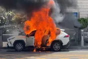 快訊/台南警分局門前油電車突竄火！火勢猛烈車輛付之一炬