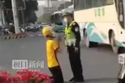 影/外送員違規下跪卻遭「搧巴掌」！求饒影片曝光　警方回應激怒網友