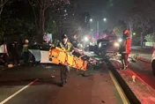 超倒楣！賓士遭對向車失控衝撞　2車頭凹陷全毀　9人受傷送醫
