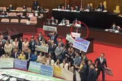 影/在野立委立院發言中….民進黨不甩作秀慶功? 網「一句話」狠酸