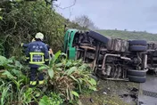 貢寮大貨車翻覆「斜躺路邊」！駕駛頭破血流嚇傻