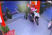 影/台中外送機車「翹孤輪」衝進店家　疑粗心忘了「這動作」釀意外