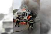 爆胎還硬開竄大火！聯結車燒成「車型骷顱頭」　駕駛幸躲死劫