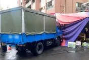 搶市場空地濺血！水果攤老闆太恐怖　開車連撞3次「鄰居」傷2人