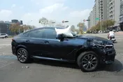 影/BMW X6對撞貨車遭米襲擊！　女酒駕闖紅燈「慘！車還是借來的」
