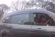 影/誇張！汽車按喇叭逼讓路　騎士質問、對方竟回「我要過呀」