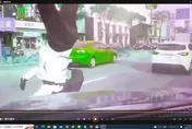 影/第一視角曝！警車擊落重機女「空中整整翻一圈」　她落地痛苦哀號