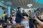 馬英九訪陸兩岸破冰/「馬英九賣台！」抗議團體衝機場   與警方爆發衝突