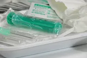 粗心醫生誤將玻尿酸打進血管內　愛美空姐「頭挨百針」險喪命