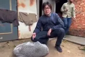 影/狒狒中彈噴血被打包！官員冷血「幫拍照傳給女兒看」　全網氣炸他卻幫腔