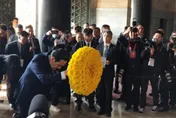 影/馬英九訪陸兩岸破冰　進入中山陵墓室獻花圈、讀祭文　對孫中山棺木行三鞠躬