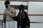 李榮浩愛相隨楊丞琳返台！高鐵月台「激吻」畫面曝光…夫妻甜蜜放閃