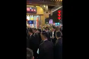 影/馬英九訪陸兩岸破冰　夜訪南京數百民眾「塞爆馬路」歡呼掌聲不斷