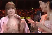 王心凌跳《愛你》「遭主持人掀外套」！尷尬畫面流出　網痛批：太沒禮貌