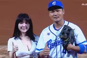 影/「最胸議員」不藏了！穿深V開球　Q彈乳全放送…范國宸接球兄弟狂喊：太扯啦