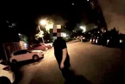 影/詐騙車手半夜ATM盜領被警盯上　裝傻被搜出3提款卡20萬贓款