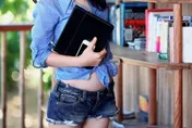便服日還要被嘴？國中主任嫌女學生衣褲太短罵「礙眼」　遭投訴後認用詞不妥致歉