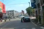 影/閃黃燈+警示牌！雲林阿伯「違停買便當」　網虧：特戰偽裝高手
