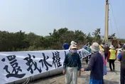 影/不滿「挖井水給高雄用」　屏東200人拉白布條抗議