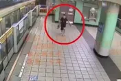 影/怪大叔捷運月台起乩石椅上抓狂　身揹「2條通」還攜帶安毒