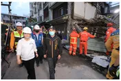 影/台中房屋倒塌1死2受困　盧秀燕蹲地撫肩安慰家屬：會搶救到最後1秒鐘！